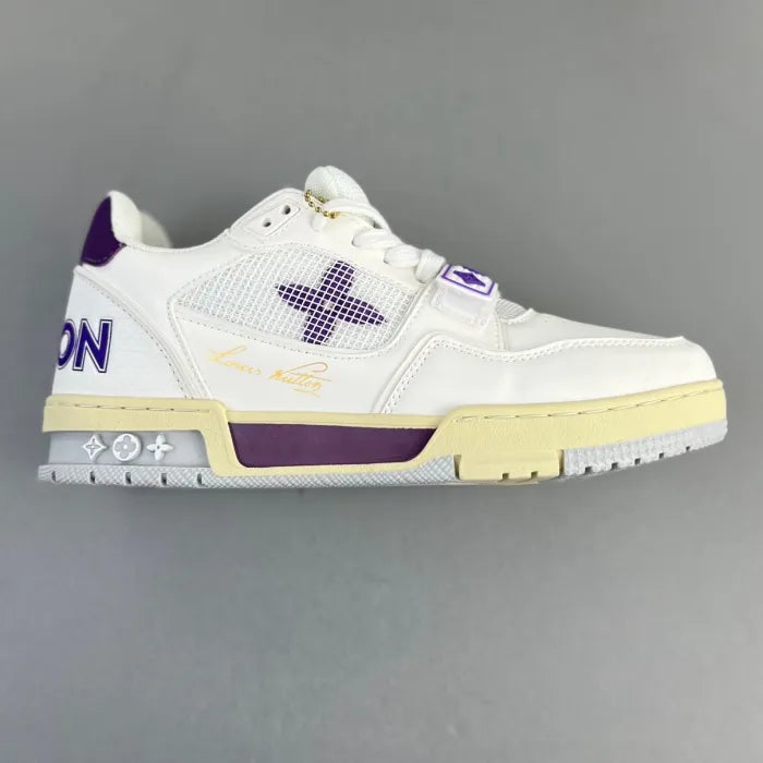Tênis LV Trainer branco roxo com design esportivo sofisticado e detalhes em roxo e branco