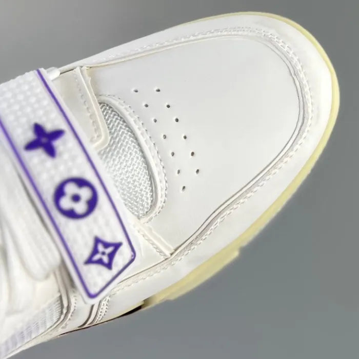 Detalhe do tênis LV Trainer branco roxo mostrando a parte superior e a tira com desenho roxo