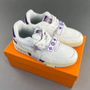 Tênis LV Trainer branco roxo da Elventi sobre caixa laranja com detalhes em lilás