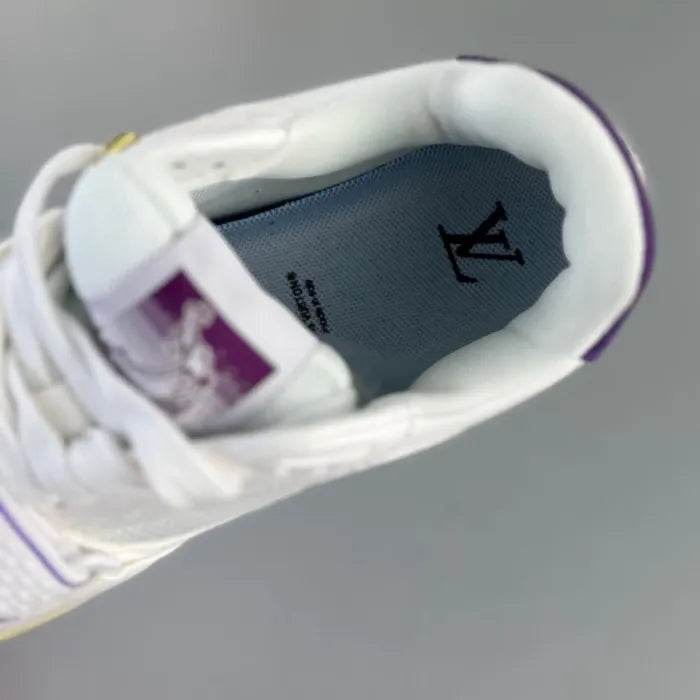Vista superior do tênis LV Trainer branco roxo da marca Elventi com detalhes em roxo