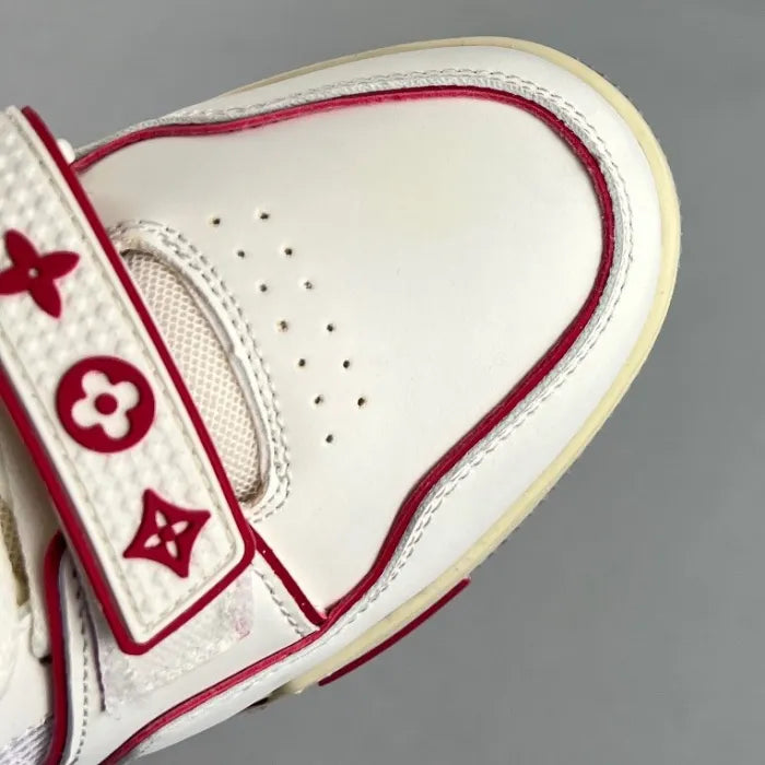 Detalhe do tênis LV Trainer branco violeta com acabamento em vermelho e tiras com ícones decorativos