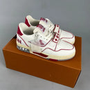 Tênis LV Trainer branco violeta sobre caixa marrom com detalhes em vermelho e roxo