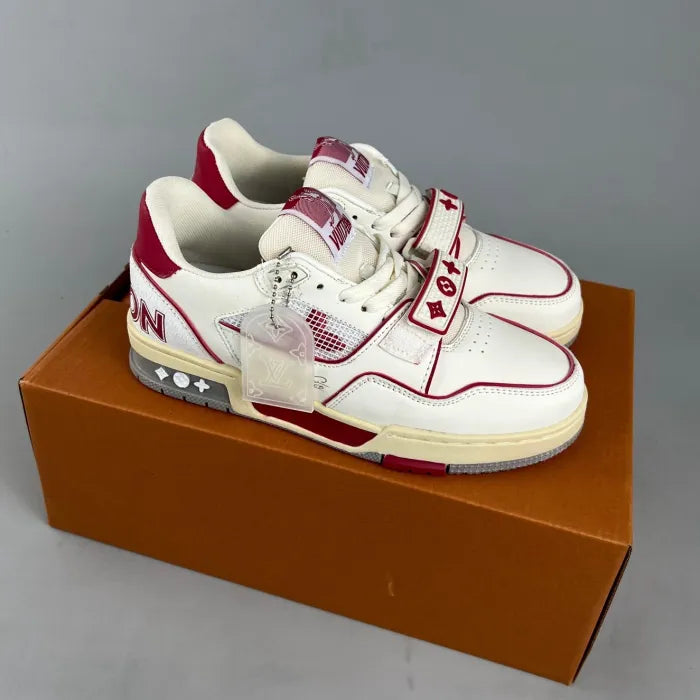 Tênis LV Trainer branco violeta sobre caixa marrom com detalhes em vermelho e roxo