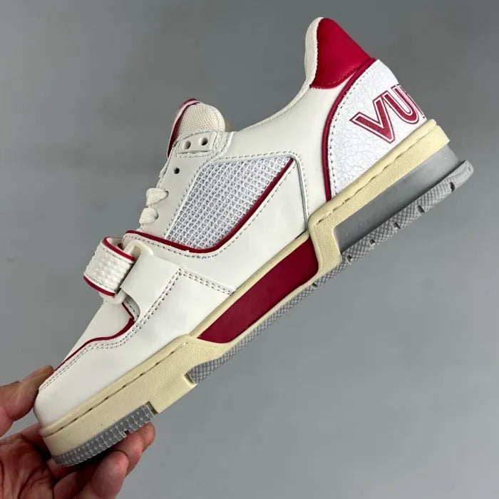 Tênis LV Trainer branco violeta com design moderno e detalhes em violeta em couro e tecido mesh