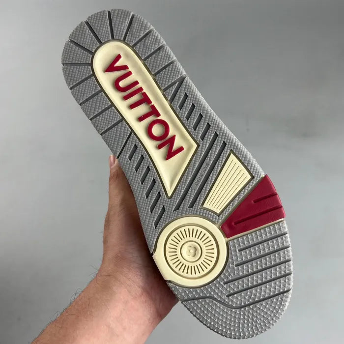 Solado cinza com detalhes em vermelho do tênis LV Trainer branco violeta da Elventi