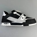 Tênis LV Trainer preto cinza com design moderno e detalhes em couro da Elventi