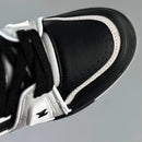 Detalhe frontal do tênis LV Trainer preto cinza com cadarços pretos e design em couro