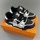 Tênis LV Trainer preto cinza da Elventi sobre caixa laranja destaque no design moderno