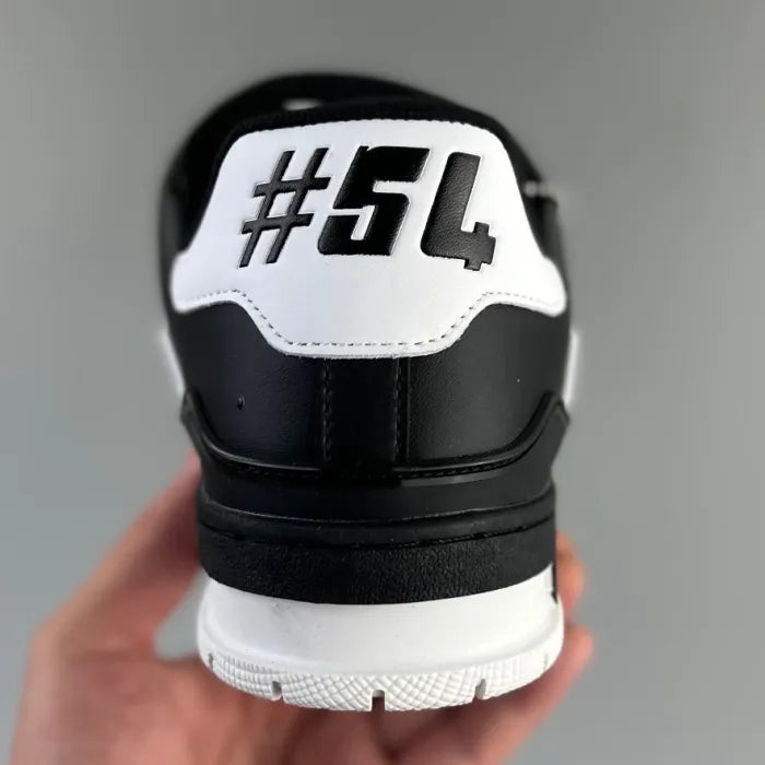 Tênis LV Trainer preto cinza visto de trás com detalhe do número 54 na parte superior