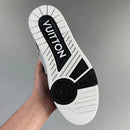 Sola do tênis LV Trainer preto cinza com design antiderrapante e logo Vuitton em destaque