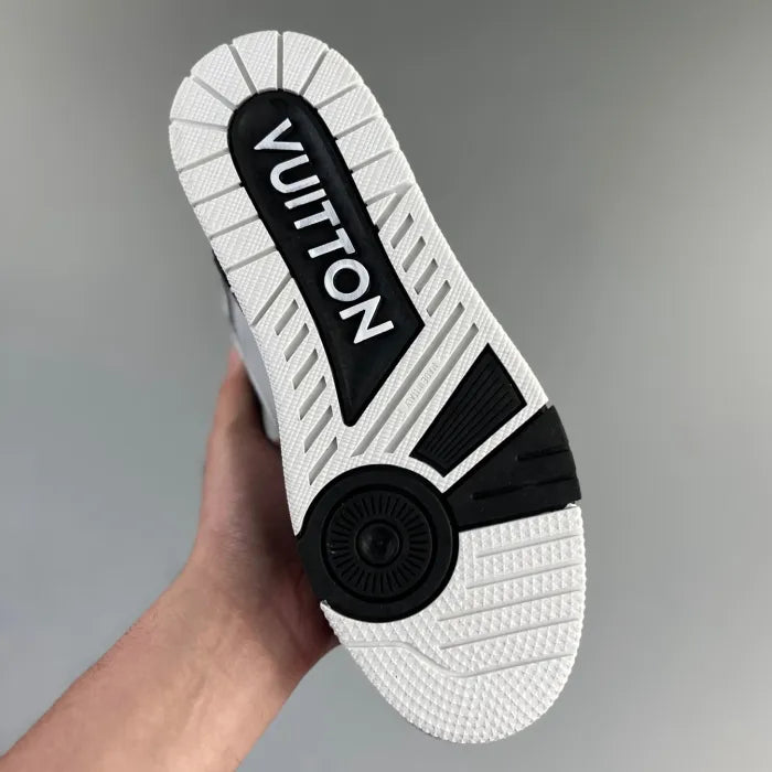 Sola do tênis LV Trainer preto cinza com design antiderrapante e logo Vuitton em destaque