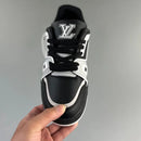 Tênis LV Trainer preto cinza com design moderno e detalhes em couro, estilo urbano e confortável