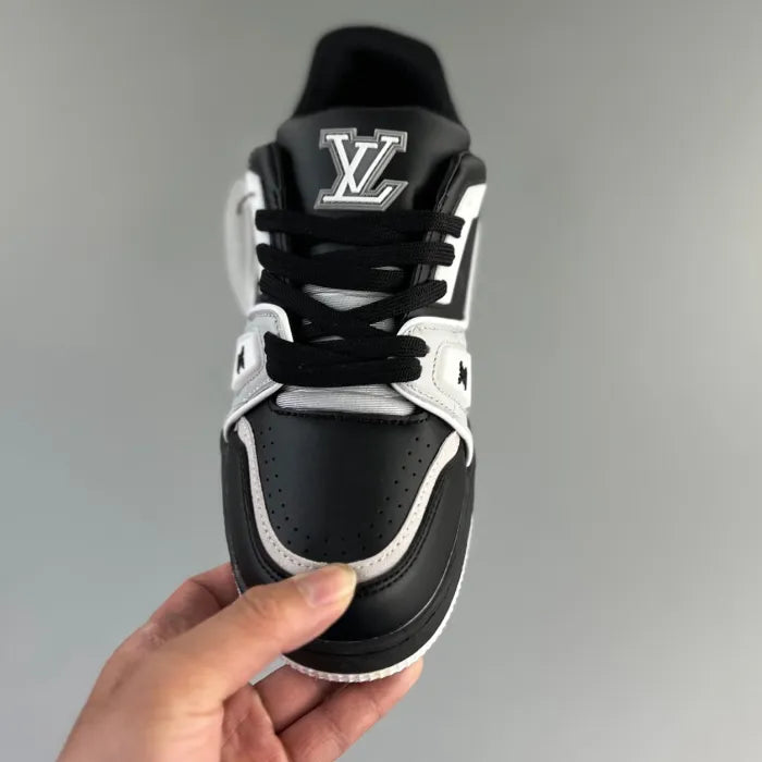 Tênis LV Trainer preto cinza com design moderno e detalhes em couro, estilo urbano e confortável