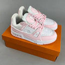 Tênis LV Trainer rosa feminino da Elventi em couro branco e rosa com solado branco sobre caixa laranja