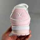 Tênis LV Trainer rosa feminino visto por trás com detalhes em branco e design moderno