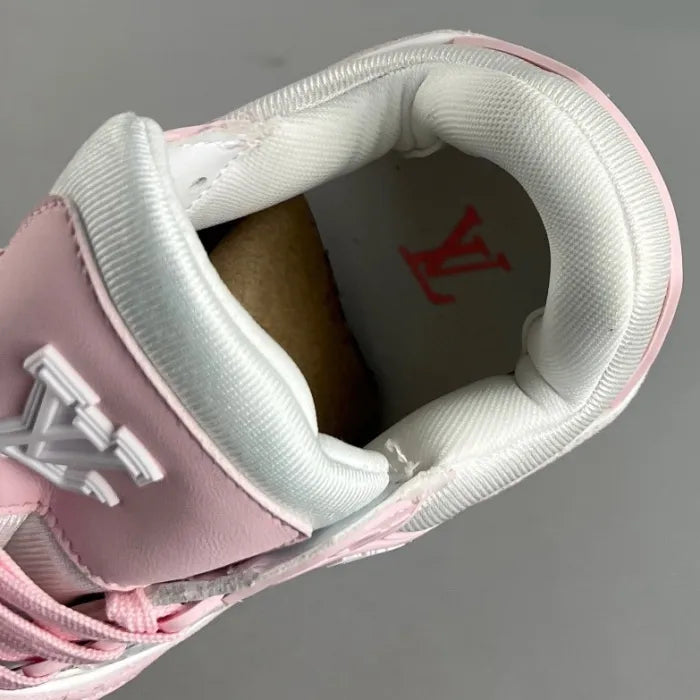 Tênis LV Trainer rosa feminino com design confortável e detalhes em branco da Elventi
