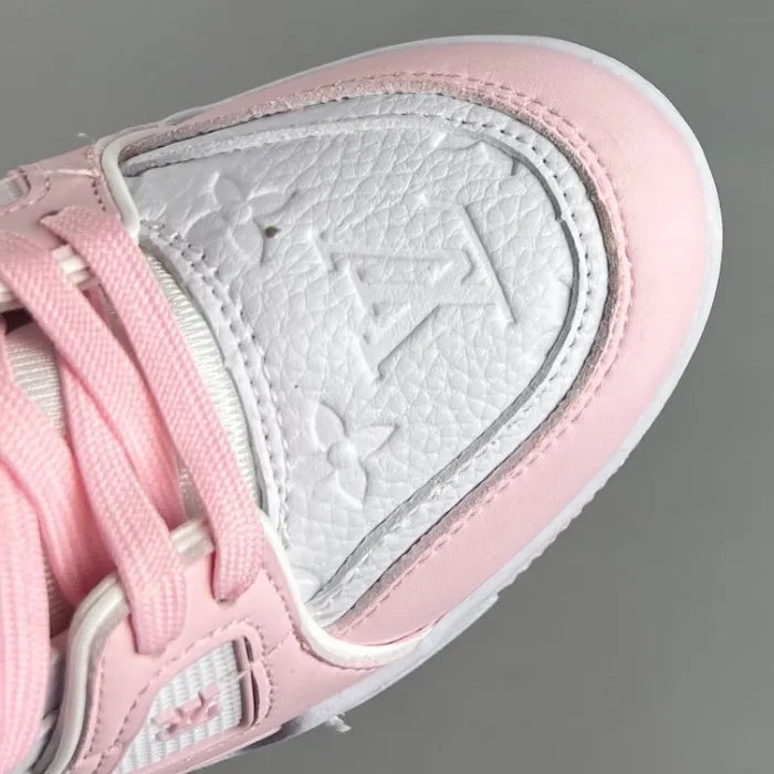 Detalhe do tênis LV Trainer rosa feminino com acabamento em couro branco texturizado e cadarço rosa