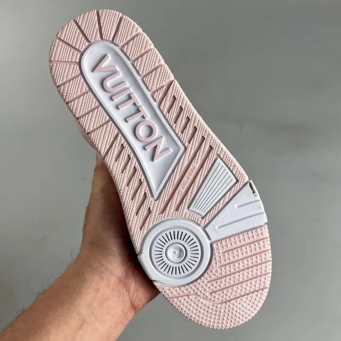 Sola detalhada do tênis LV Trainer rosa feminino da marca Elventi vista de perto