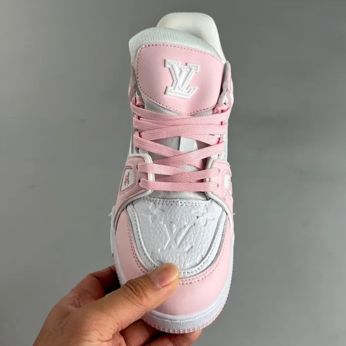 Tênis LV Trainer rosa feminino com design moderno e detalhes em branco segurado à mão